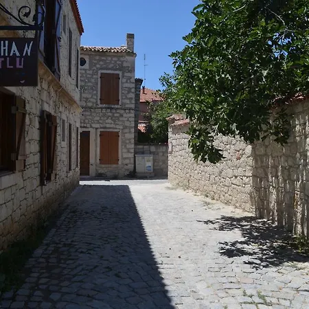 Avcihan Tas Ev Bed & Breakfast Alacati